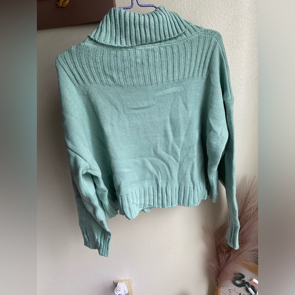 New w/o Tags! Sea foam turtleneck crop sweater - Picture 3 of 3